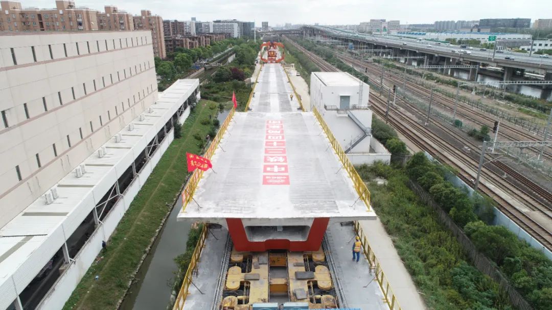 上海首條新建市域鐵路“機(jī)場聯(lián)絡(luò)線”1標(biāo)全線架梁完成